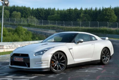 A Nissan GT-R R35 at speed on the Nürburgring Nordschleife
